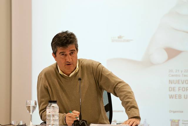 Guillermo Fesser dando una conferencia